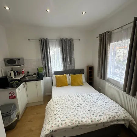 Luxury Ensuite 2nd Flat With Great Views In Keedonwood Road With Fully Own Bathroom Newly Added And Private Kitchenette * Bromley