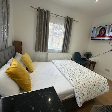 Luxury Ensuite 2nd Flat With Great Views In Keedonwood Road With Fully Own Bathroom Newly Added And Private Kitchenette