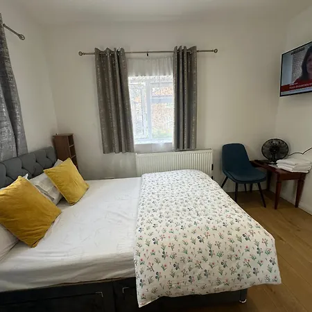 Luxury Ensuite 2nd Flat With Great Views In Keedonwood Road With Fully Own Bathroom Newly Added And Private Kitchenette Apartment