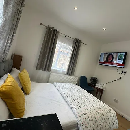 Apartment Luxury Ensuite 2nd Flat With Great Views In Keedonwood Road With Fully Own Bathroom Newly Added And Private Kitchenette