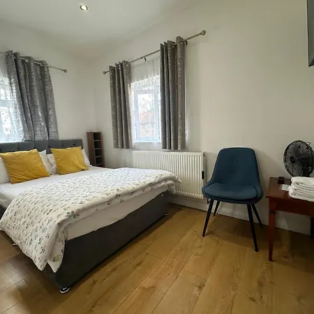 Luxury Ensuite 2nd Flat With Great Views In Keedonwood Road With Fully Own Bathroom Newly Added And Private Kitchenette Apartment *