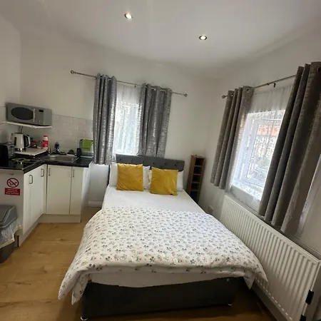 Luxury Ensuite 2nd Flat With Great Views In Keedonwood Road With Fully Own Bathroom Newly Added And Private Kitchenette * Bromley