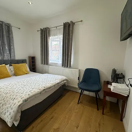 Luxury Ensuite 2nd Flat With Great Views In Keedonwood Road With Fully Own Bathroom Newly Added And Private Kitchenette Apartment *