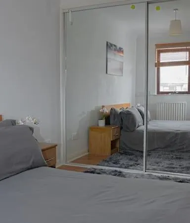 Stylish Waterfront Apartment London