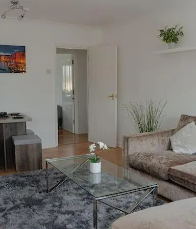 Stylish Waterfront Apartment *