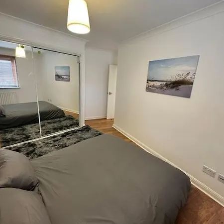 Stylish Waterfront Apartment London