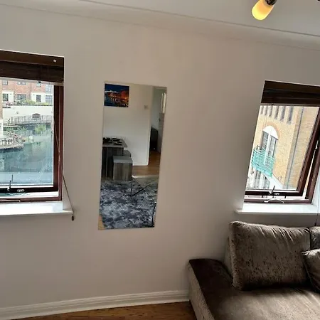 Stylish Waterfront Apartment *