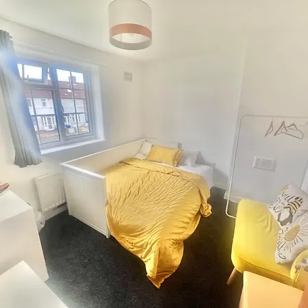 Homestay Stylish Refurbished London - Family, Friends & Business Travellers Retreat Near Wimbledon, Sleeps 6, Free Street Parking