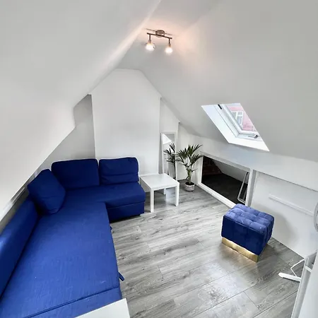 Stylish Refurbished London - Family, Friends & Business Travellers Retreat Near Wimbledon, Sleeps 6, Free Street Parking *