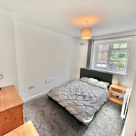 Homestay Stylish Refurbished London - Family, Friends & Business Travellers Retreat Near Wimbledon, Sleeps 6, Free Street Parking