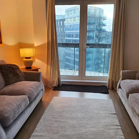 Luxurious Flat Overlooking Canay Wharf Londyn