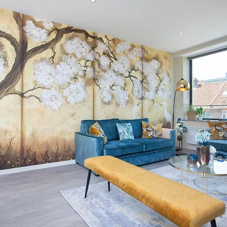 Apartment Palm Tree House - Birds Of Feather Orpington