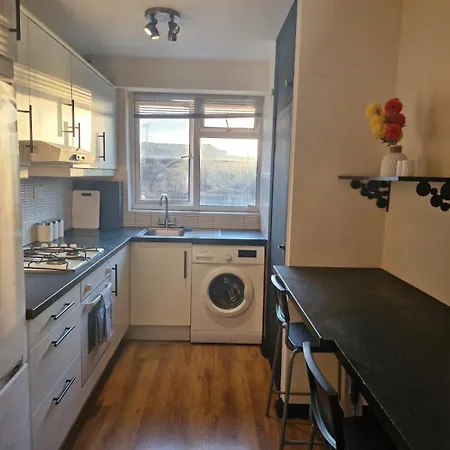 Elegant & Spacious 2-bedroom In Wimbledon Apartment *