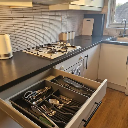 Elegant & Spacious 2-bedroom In Wimbledon Apartment London