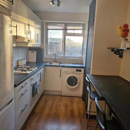 Elegant & Spacious 2-bedroom In Wimbledon London