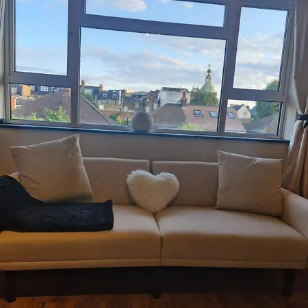 Elegant & Spacious 2-bedroom In Wimbledon Apartment London
