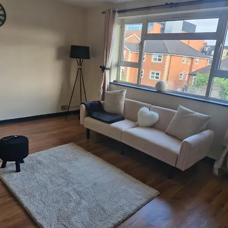Elegant & Spacious 2-bedroom In Wimbledon Apartment