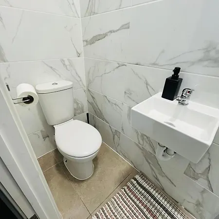 Halloway Guest 54 * London