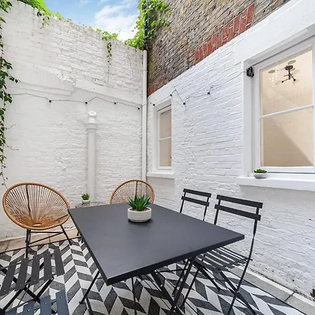 Chic Chelsea Retreat In A Victorian Building *