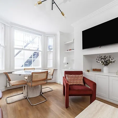Chic Chelsea Retreat In A Victorian Building Apartment