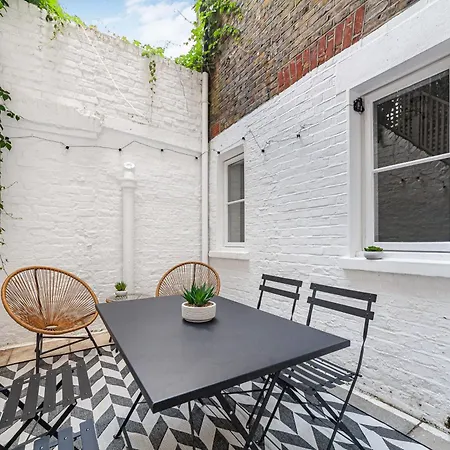 Chic Chelsea Retreat In A Victorian Building *