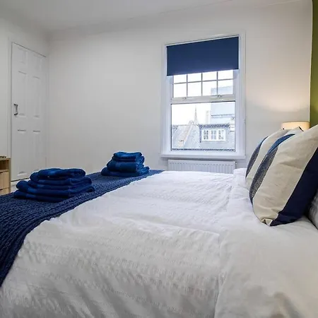 Spacious 3 Bed 3 Bath Aldgate