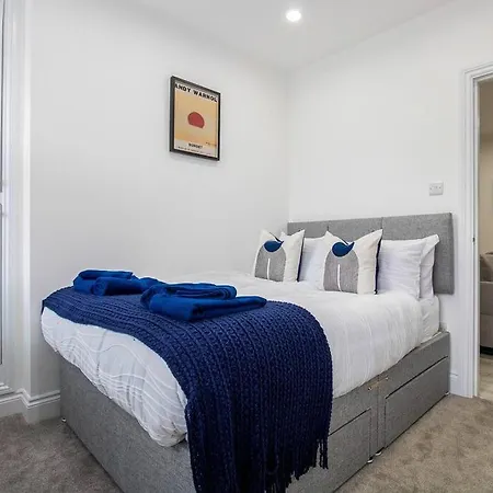 Spacious 3 Bed 3 Bath Aldgate *