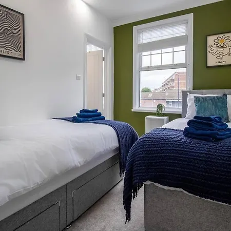 Spacious 3 Bed 3 Bath Aldgate