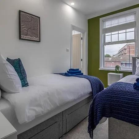 Spacious 3 Bed 3 Bath Aldgate