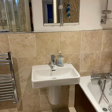 In Shared House In Kensington *