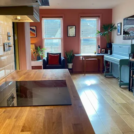 Charming And Spacious 2 Bed Near Kensal Green Tube Apartment London