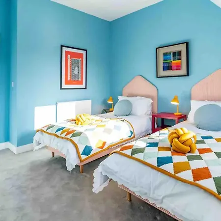 Holiday home Oasis - Spacious 4 Bedroom House London