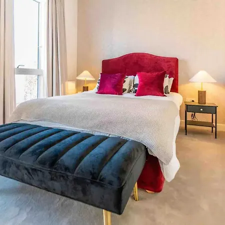 Oasis - Spacious 4 Bedroom House London