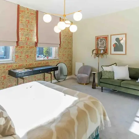 Oasis - Spacious 4 Bedroom House * London
