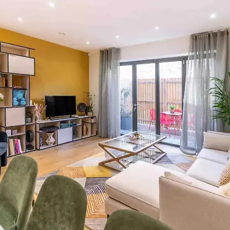 Oasis - Spacious 4 Bedroom House * London