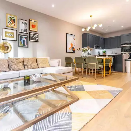 Oasis - Spacious 4 Bedroom House Holiday home London