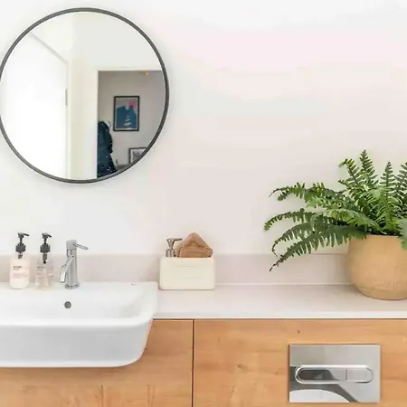 Oasis - Spacious 4 Bedroom House London