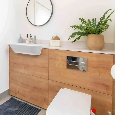 Oasis - Spacious 4 Bedroom House Holiday home London