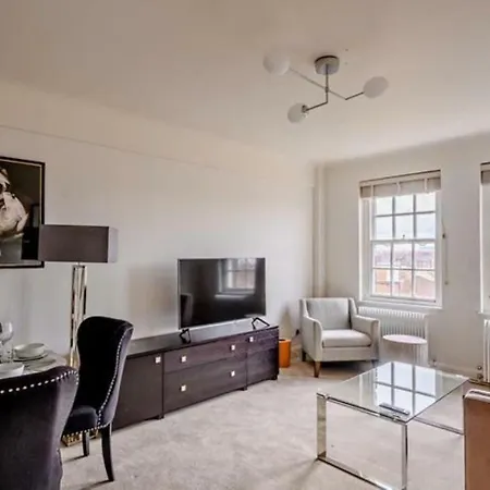 Mayfair Central Sleeps 6 People Apartment
