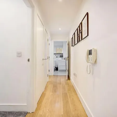 Prime Location In Tower Bridge, 2 Bedroom * London