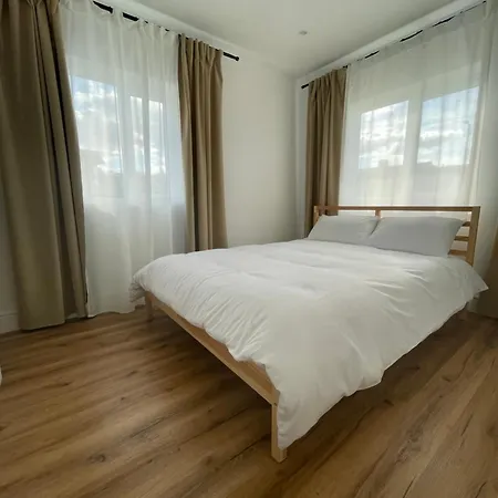 Holiday home Brand New And Comfy White House, 5 Min By Walk From Metro, Private Patio, Free On Street Parking, Free Wi-fi *