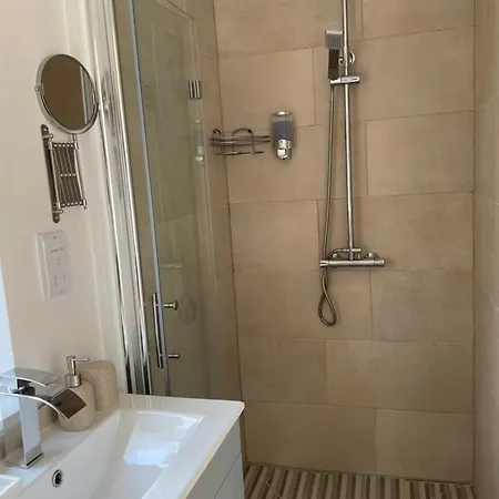 Brand New And Comfy White House, 5 Min By Walk From Metro, Private Patio, Free On Street Parking, Free Wi-fi Holiday home New Southgate