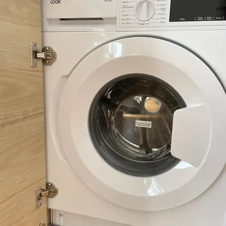 Brand New And Comfy White House, 5 Min By Walk From Metro, Private Patio, Free On Street Parking, Free Wi-fi