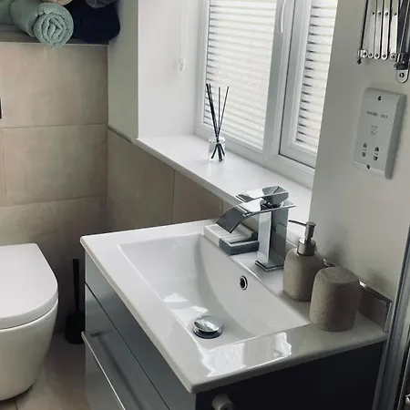 Brand New And Comfy White House, 5 Min By Walk From Metro, Private Patio, Free On Street Parking, Free Wi-fi Holiday home *