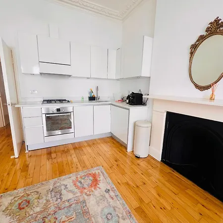 Stylish 2 Bedroom Notting Hill Superstar London