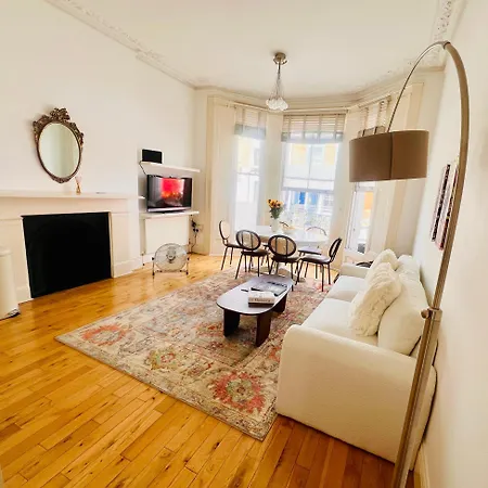 Stylish 2 Bedroom Notting Hill Superstar * London