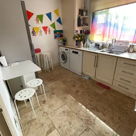 Homestay In Shared House In Kensington