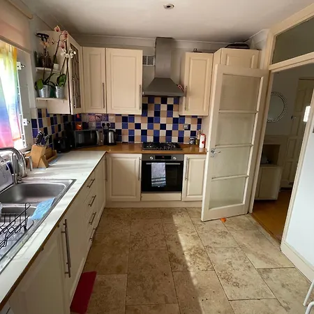 In Shared House In Kensington