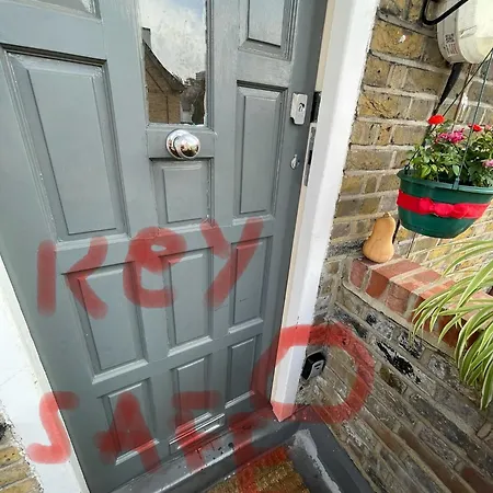 In Shared House In Kensington Homestay London