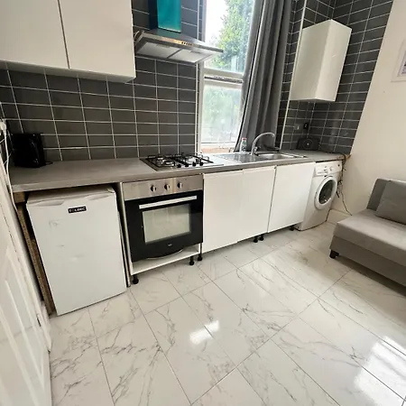 First Floor One Bedroom Flat Bell Street * Londyn